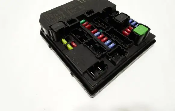 Nissan Juke I F15 Fuse module 284B71TX2A 8311026241 50Y311F02