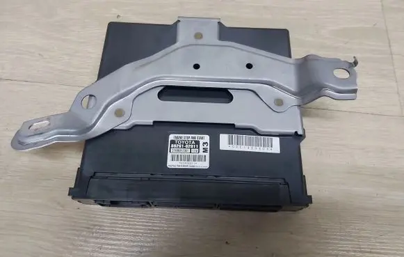 Toyota Auris E180 Trunk lid opening control unit 89261-02011