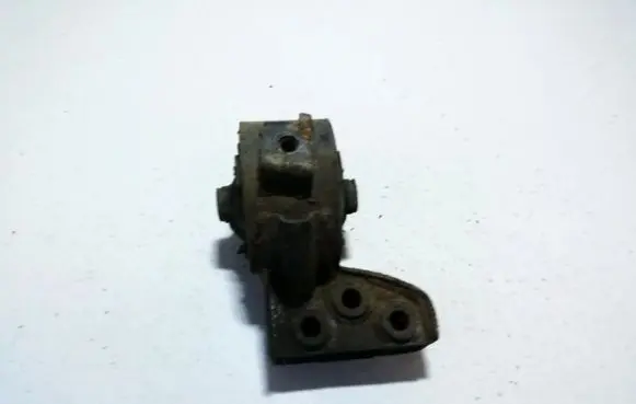 Mitsubishi Colt Engine mount bracket mb871602