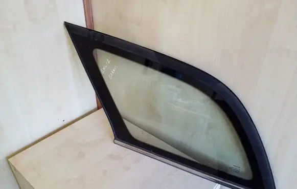 Toyota Avensis T250 Rear side window