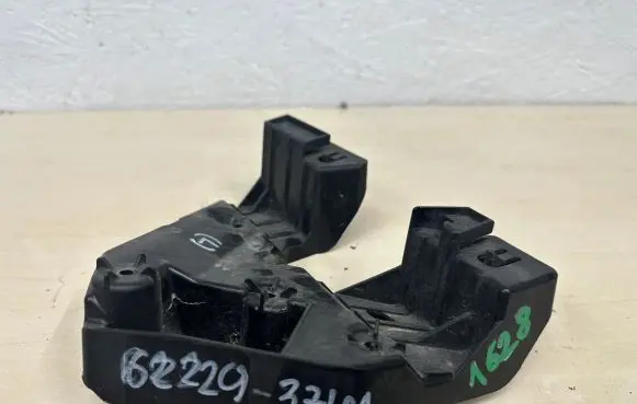 Headlight/headlamp mounting bracket