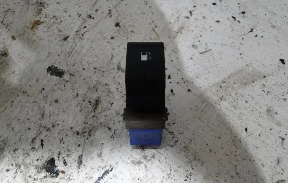 Volkswagen Golf V Fuel tank opening switch 7L6959833B