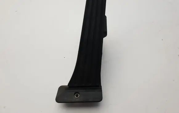 Accelerator throttle pedal