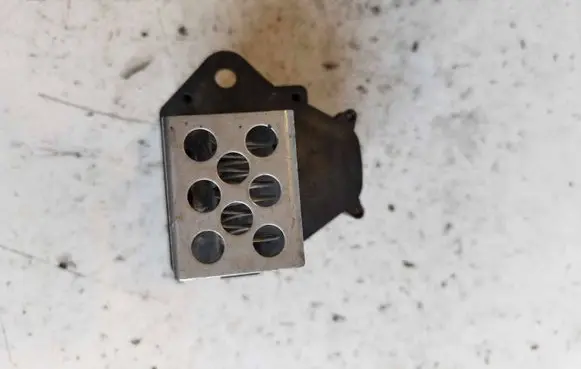 Peugeot 307 Coolant fan relay 8241009