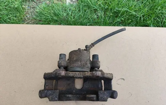 Mazda 3 II Front brake caliper 706