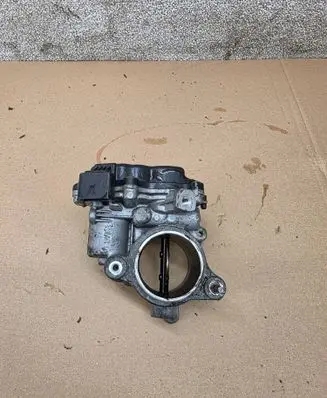 Volkswagen PASSAT B8 Throttle valve 04L128063R 04L128059R