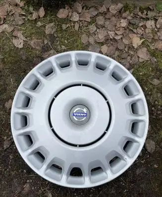 Volvo C30 R15 wheel hub/cap/trim 30760329