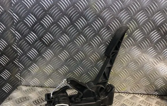 Accelerator throttle pedal