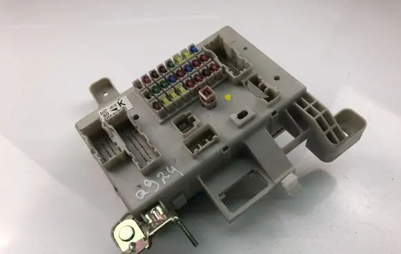 Toyota Avensis T220 Fuse box set 8198050030