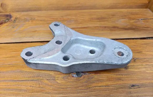 Engine mount bracket