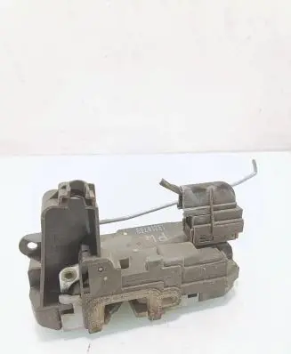 Opel Zafira B Rear door lock 13210739