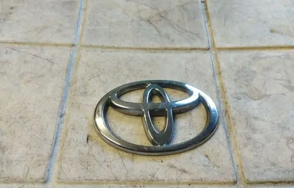 Toyota RAV 4 (XA20) Manufacturer badge logo/emblem 
