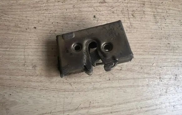 Audi 100 200 5000 C3 Front door lock 443839015B