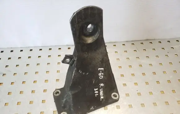 BMW 5 E60 E61 Engine mounting bracket 73681310