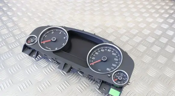 Volkswagen Touareg II Speedometer (instrument cluster) 7P6920982E 0263677107