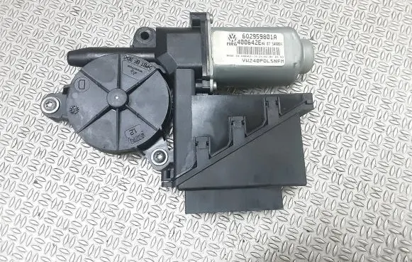 Volkswagen Polo Front door window regulator motor 602959801A