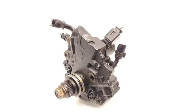 Mercedes-Benz E W212 Fuel injection high pressure pump A6510700101 9424A020A
