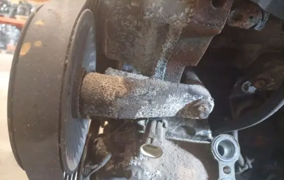 Opel Zafira A Engine mounting bracket