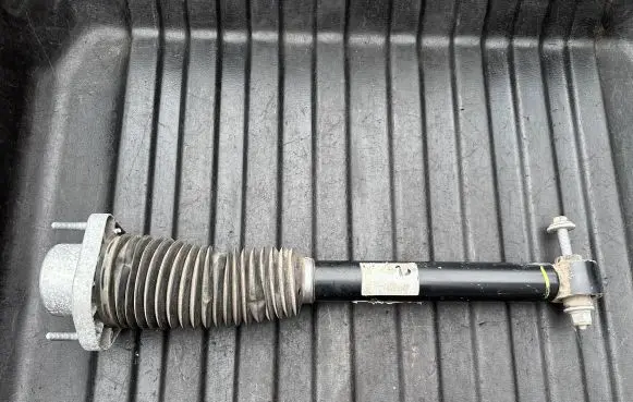 Land Rover Discovery 5 Rear shock absorber/damper HY3218W002BA LR081568