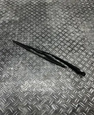 Rear wiper blade arm
