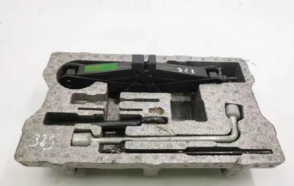 KIA Carens II Tool set 091491D700