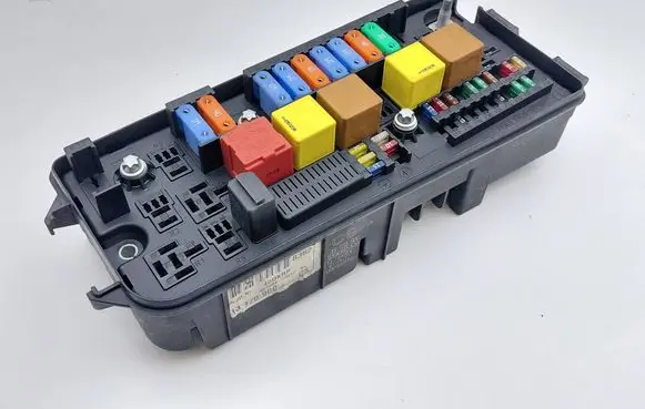 Opel Vectra C Fuse module 13170900 13170900CS 519065106
