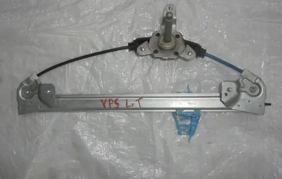 Rear door manual window regulator