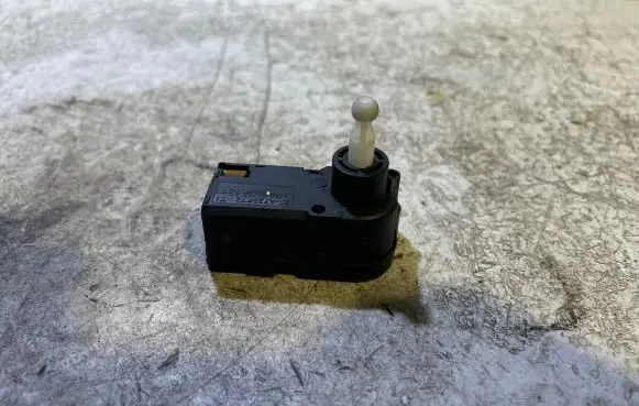 Volkswagen Touran I Headlight level adjustment motor 20A725FT1