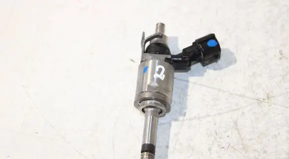 Nissan Juke I F15 Fuel injector H8201438013
