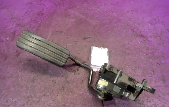Renault Clio III Accelerator throttle pedal 8200297335
