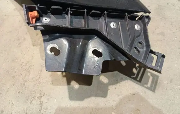 Front bumper mounting bracket