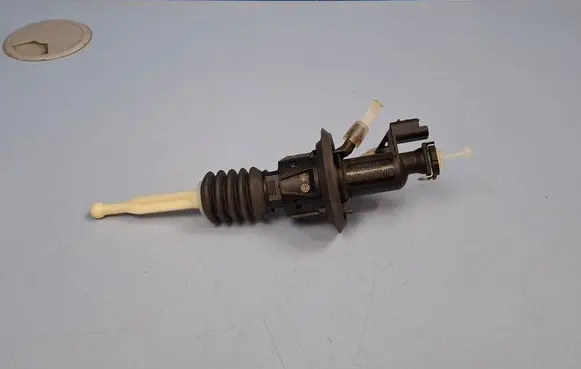 Peugeot 308 Clutch master cylinder 9809425480