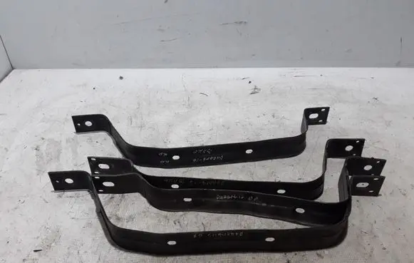 Fuel tank mounting bracket