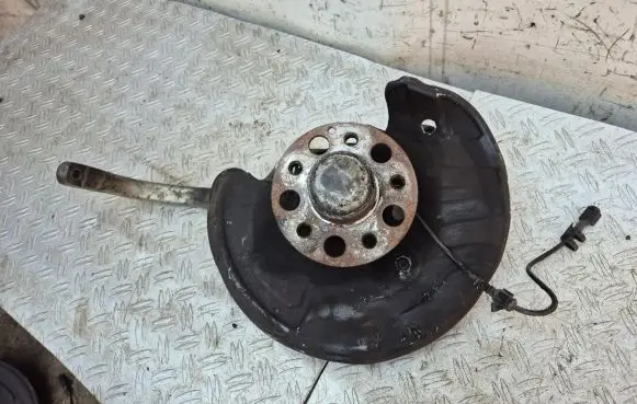 Mercedes-Benz CLS C219 Front wheel hub 1105