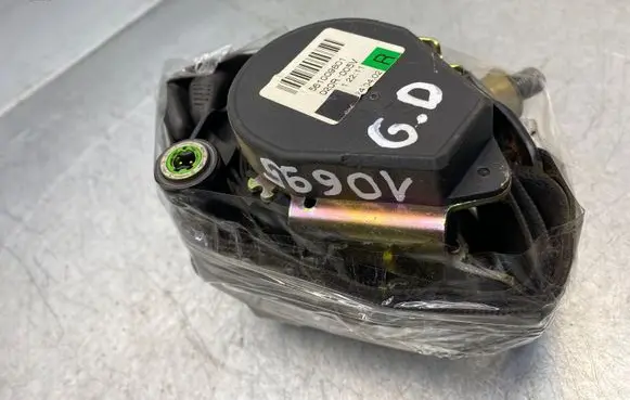 Mercedes-Benz Vaneo W414 Rear seatbelt 561009801 020R005V