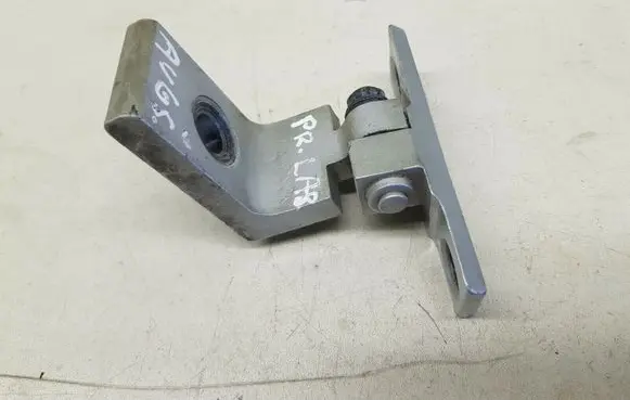BMW 5 E60 E61 Front door upper hinge 7068074