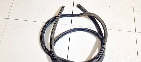 Trunk rubber seal (body)