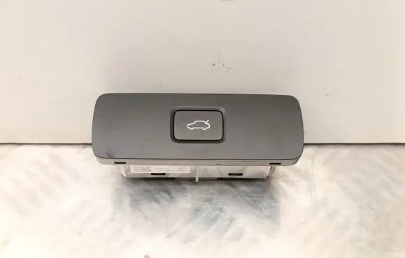 Volvo XC40 Tailgate/boot open switch button 32350330