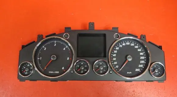 Volkswagen Touareg I Speedometer (instrument cluster) 7L6920880MX