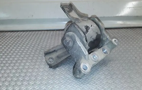 Mitsubishi Outlander Engine mount bracket 