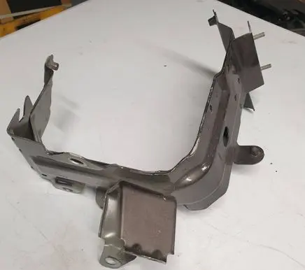Audi Q7 4M Fender mounting bracket 4M0821137B