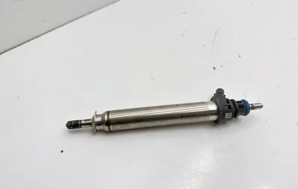 Mercedes-Benz C W205 Fuel injector A2560705600 3332S MIN0030