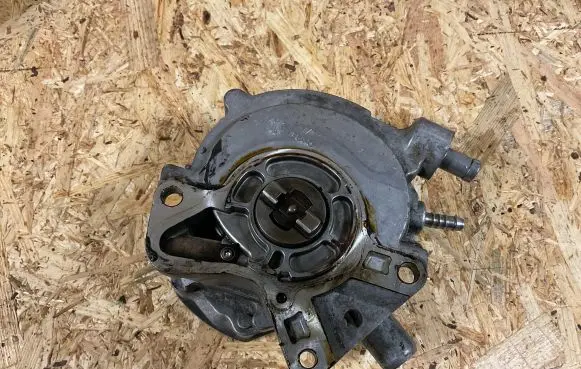 Volkswagen Touareg I Vacuum pump 077145209D Y125V10408G 7412530040