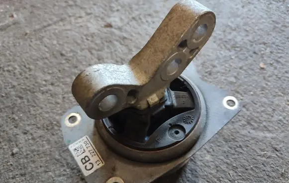 Opel Insignia A Engine mount bracket 13227730