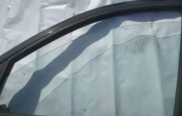 Hyundai Santa Fe Front door window glass four-door