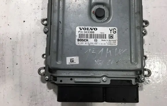Volvo XC60 Engine control unit/module P31303388 0281015286