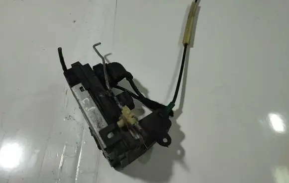 Opel Zafira B Front door lock 13210745