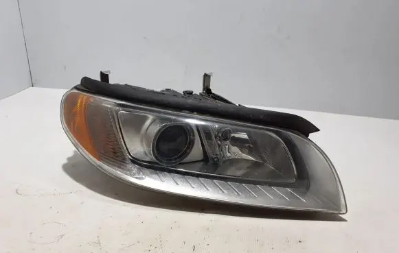 Volvo XC70 Headlight/headlamp 31214348