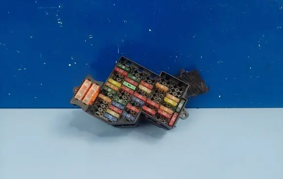 Volkswagen Touareg I Fuse module 7L0941828A 7L0941824A