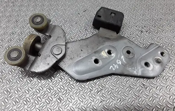 Nissan Prairie Roller guide/hinge set 